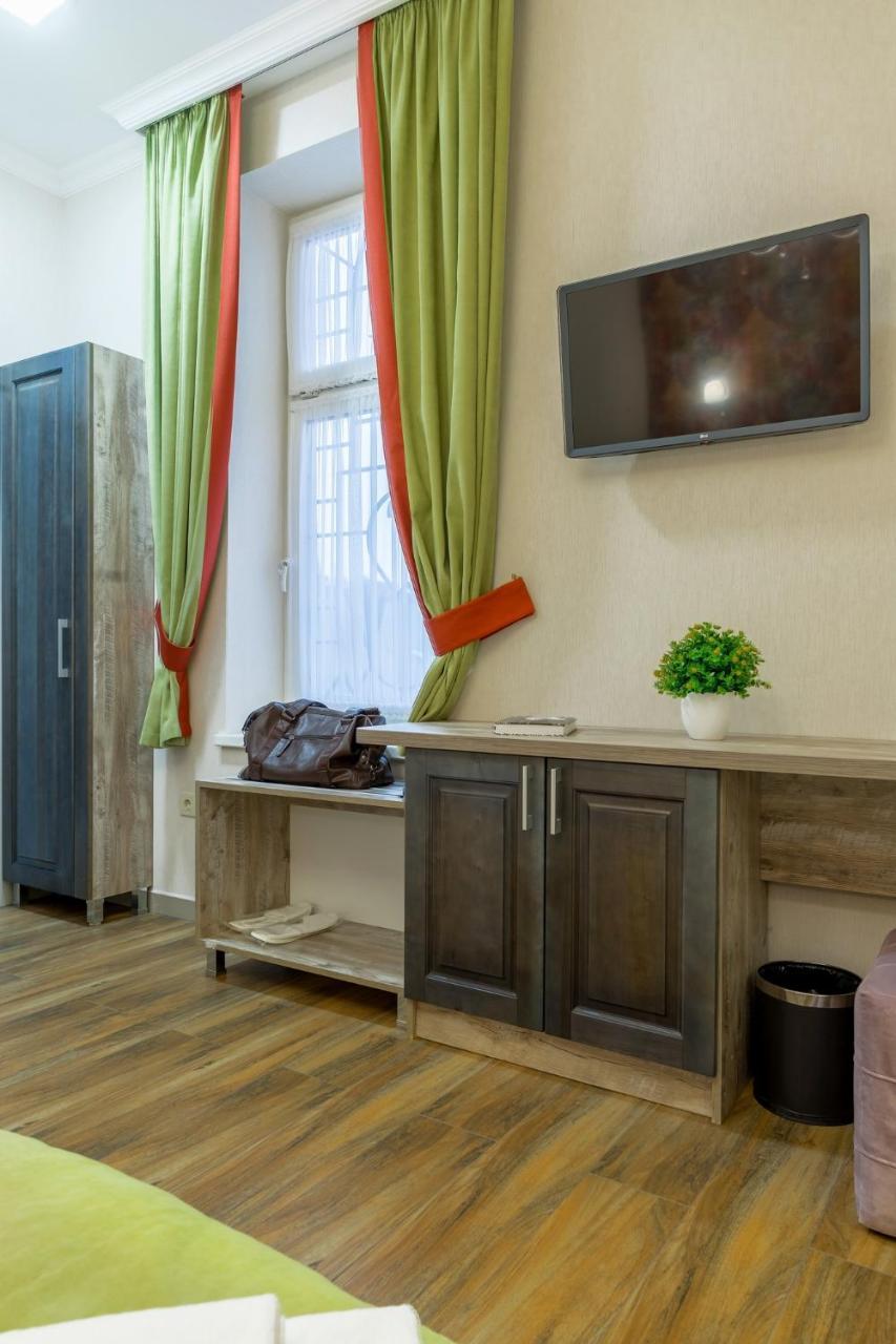 Mini Hotel Barvy Lvova On Horodotska St. Exterior photo